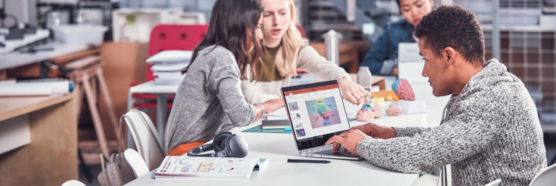 Teilnehmer beim praktischen Einsatz von Web-Design-Software im Online-Kurs